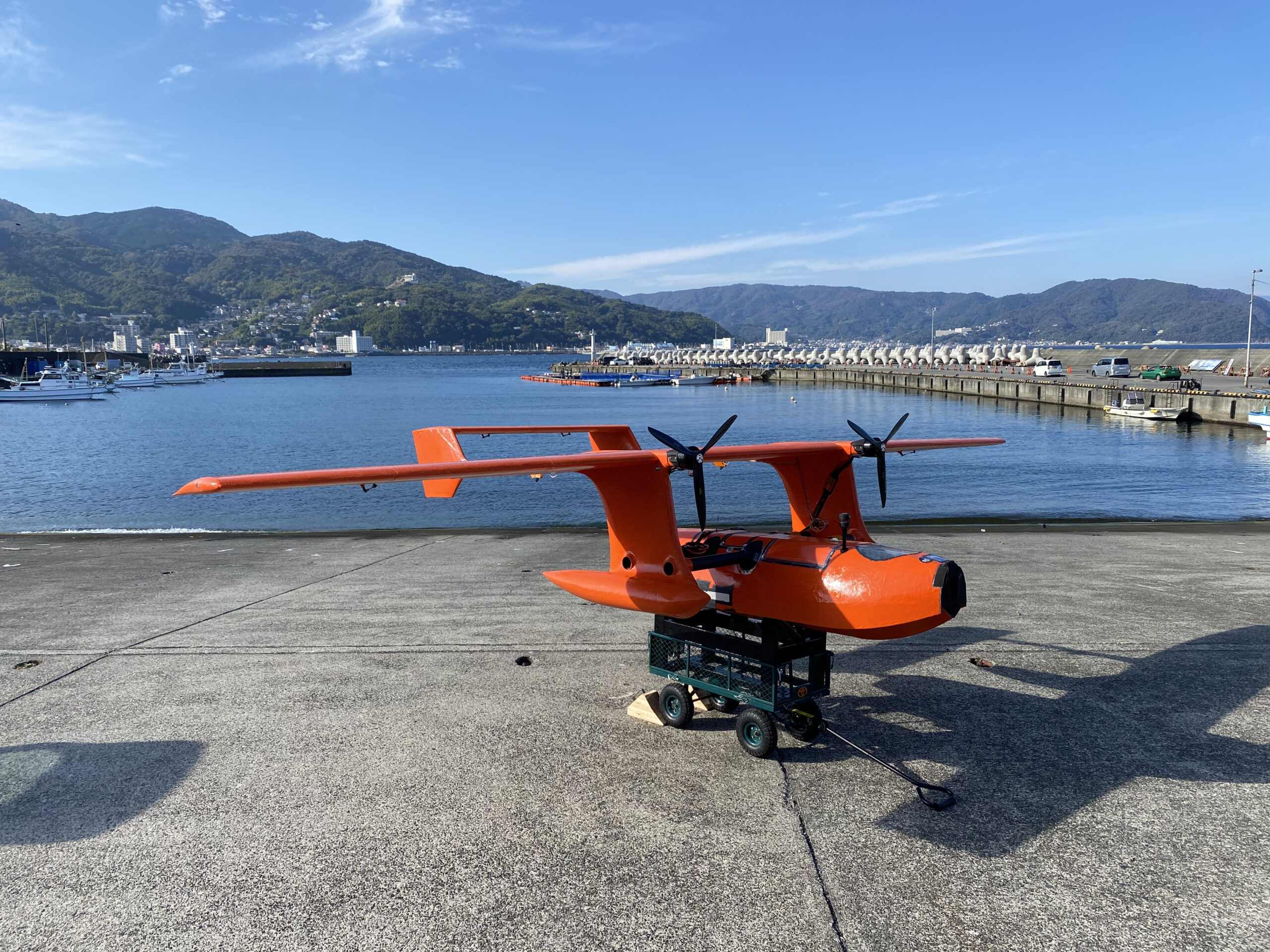 世界初【海⾯に着⽔した⾶⾏艇型ドローンが深海底観測に成功】東京⼤学・横浜国⽴⼤学と共同開発。実験に使用した「HAMADORI  6000」を11/25・26ロボット・航空宇宙フェスタふくしまで初公開 世界初【海⾯に着⽔した⾶⾏艇型ドローンが深海底観測に成功】東京⼤学・横浜国  ...